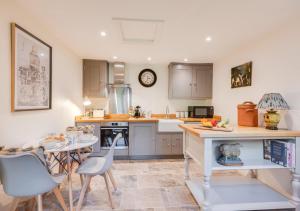 A kitchen or kitchenette at The Potting Shed