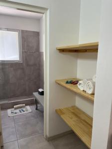 y baño con ducha a ras de suelo. en Valeria City, en Valeria del Mar 129 fotos más