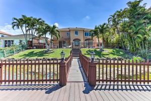 Taman di luar Spacious Miami Retreat with Grill, Pool and Dock!