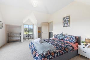 Postel nebo postele na pokoji v ubytování Morningside farm house with Mountian views...