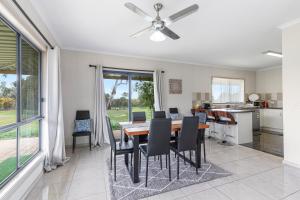 uma cozinha e sala de jantar com mesa e cadeiras em Morningside farm house with Mountian views... em Wartook