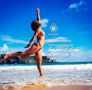 uma mulher a fazer uma pose de yoga na praia em Pousada Misticasa Fernando de Noronha em Fernando de Noronha