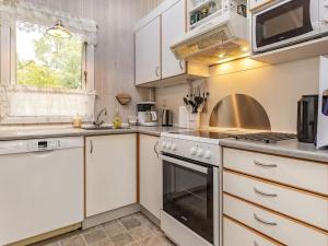 Ett kök eller pentry på 8 person holiday home in Faxe Ladeplads