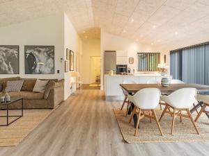 ロンストラップにあるThree-Bedroom Holiday home in Hjørring 6のダイニングルーム、リビングルーム(テーブル、椅子付)