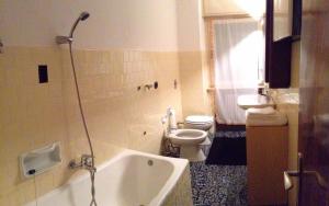 Koupelna v ubytování Casa ai Dossi + 16 fotografií