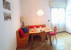 una stanza con tavolo e tavolo e sedie di Casa ai Dossi a Bellamonte