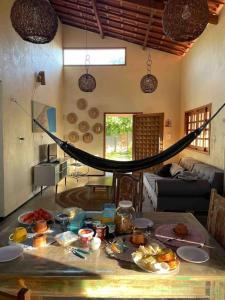 un soggiorno con tavolo e cibo sopra di Casa do sossego a Jijoca de Jericoacoara