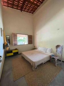 Schlafzimmer mit einem Bett und einem Fenster in der Unterkunft Casa do sossego in Jijoca de Jericoacoara