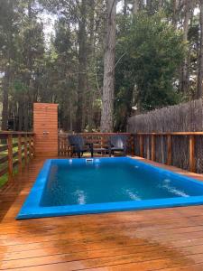 een blauw zwembad op een houten terras bij PURA VIDA 2 in Mar de las Pampas