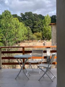 een tafel en twee stoelen op een veranda bij PURA VIDA 2 in Mar de las Pampas