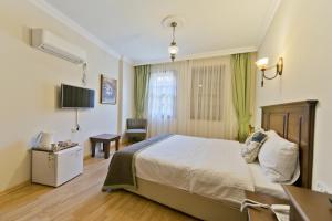 TV a/nebo společenská místnost v ubytování Hadrian Gate Hotel