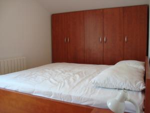 En eller flere senge i et værelse på Apartments Bruk + 29 billeder