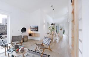 - un salon aux murs blancs avec une table et des chaises dans l'établissement Gorgeous Home In Lembruch-dmmer See With Sauna, à Lembruch