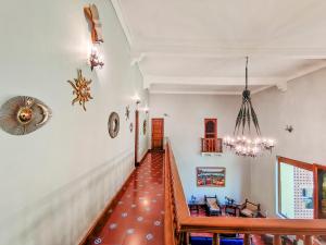 un couloir avec une salle à manger et un lustre dans l'établissement Rancho La Joya, à Xochitepec
