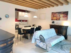 威尼斯的住宿－Magnolia Apartment, easy for family，带沙发和桌子的客厅以及厨房。