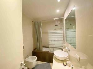 威尼斯的住宿－Magnolia Apartment, easy for family，白色的浴室设有水槽和卫生间。