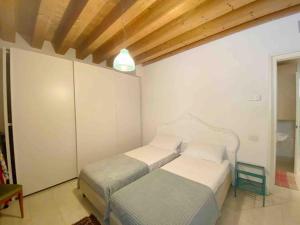威尼斯的住宿－Magnolia Apartment, easy for family，一间卧室设有两张床和木制天花板
