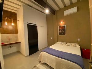 - une chambre avec un grand lit dans l'établissement Pousada Recanto Querubins, à Paty do Alferes