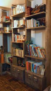 a book shelf filled with lots of books at Casa Goldoni Gramado in Gramado