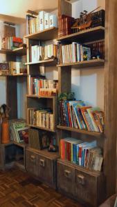 uma estante cheia de livros em Casa Goldoni Gramado em Gramado
