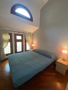 1 dormitorio con 1 cama grande con manta azul en Cozy CENTRAL apartment in Florence - spectacular views of Duomo, en Florencia