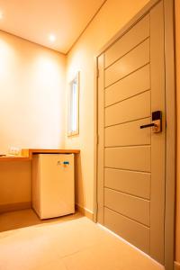 a room with a closet and a door at Casa Savana in São Paulo