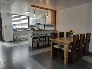 Η κουζίνα ή μικρή κουζίνα στο Elegante apartamento con vistas al volcán Tungurahua