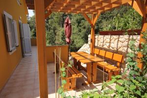 Balkón nebo terasa v ubytování Apartments by the sea Artatore, Losinj - 8022