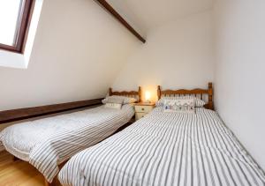 two beds sitting next to each other in a room at 248 Cae Du in Abersoch