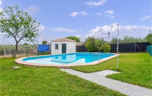 una piscina en el césped con una casa en Lovely Home In Arahal sevilla With Wifi, en Morón de la Frontera
