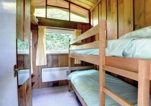 a bunk bed room with two bunk beds in a cabin at 20 Timber Hill in Haverfordwest