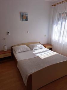 Postel nebo postele na pokoji v ubytování Apartments and rooms with parking space Metajna, Pag - 4120