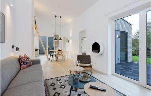 Χώρος καθιστικού στο Stunning Home In Lembruchdümmer See