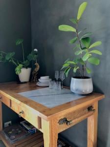 una mesa de madera con dos macetas. en EcoLuxe en Dunsborough