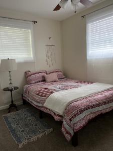- une chambre avec un lit et un ventilateur de plafond dans l'établissement Gaia House, à Annapolis