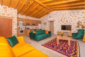 ein Wohnzimmer mit einem Sofa und einem Tisch in der Unterkunft Havuzu dışarıdan görünmeyen jakuzili özel havuzlu lüks villa in Kalkan