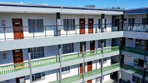 伊瓜蘇的住宿－Vila Nóbrega Residencial，公寓大楼设有红色门和阳台