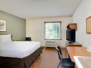A television and/or entertainment centre at Extended Stay America Select Suites - Mobile - Daphne