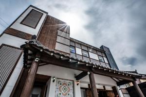 une maison avec un toit carrelé dans l'établissement HotelArrive Jeonju Sihwayeonpung, à Jeonju