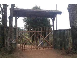 アイウルオカにあるChalé Sabiáの木塀の木門