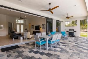 Una sala de estar y un comedor con mesa y sillas. en Villa Aviator, en Cabo Coral