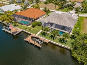 Una vista aérea de una casa con un muelle en el agua. en Villa Aviator, en Cabo Coral