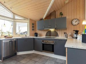 Kuchyň nebo kuchyňský kout v ubytování Holiday home Løkken CLXIX