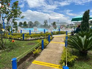 Un jardín fuera de Apartahotel parque del café-3km