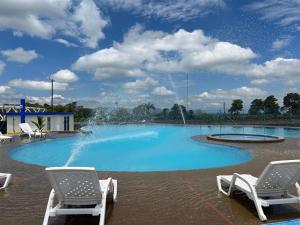 La alberca dentro o cerca de Apartahotel parque del café-3km