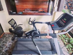 Fitness centrum a/nebo fitness zařízení v ubytování Above The Sea Maesariang