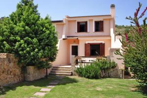 A garden outside Holiday homes in Santa Margherita di Pula