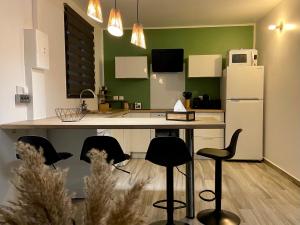 Ti karet - Charmant logement avec Jacuzzi et vue mer的厨房或小厨房