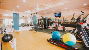 Fitness centrum a/nebo fitness zařízení v ubytování Capital Hotel