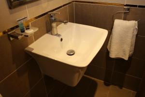 a white sink in a bathroom with a towel at المهيدب للوحدات السكنيه - البوادي in Jeddah